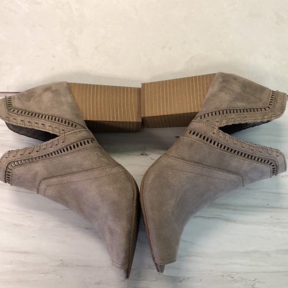 Fergalicious Holiday bootie 9.5 - Picture 3 of 9